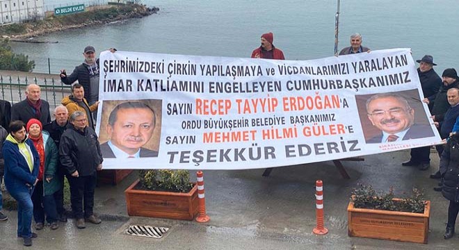 Yıkımına başlanan binalar için mahallelilerden afişli teşekkür