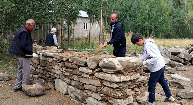 Yılan korkusuyla yeni ev yapıyorlar