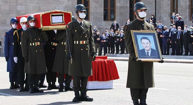 Yıldırım Akbulut, son yolculuğuna uğurlandı