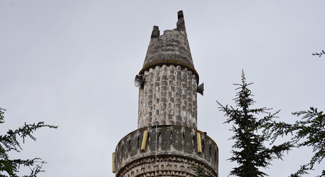 Yıldırım düşen caminin minaresi yıkıldı