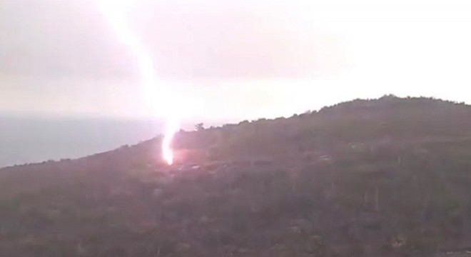 Yıldırım düşme anını görüntüledi