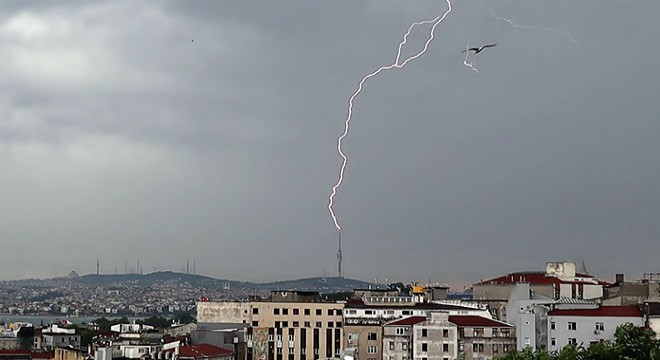 Yıldırım düşmesi böyle görüntülendi