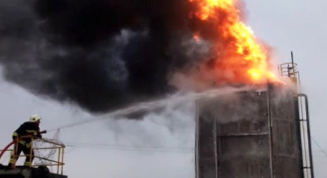 Yıldırım isabet eden petrol tankı alev aldı