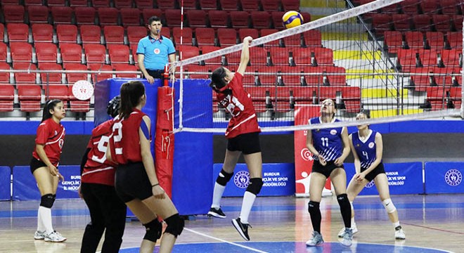 Yıldız Kızlar voleybolda kozlarını paylaştı