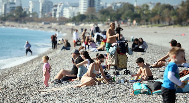 Yılın son günü Antalya'da denize girdiler