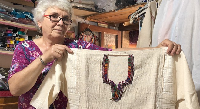 Yıllanmış kumaşları ilmek ilmek işliyor