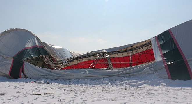 Yoğun kar yağışında halı saha çatısının çökme anı kamerada
