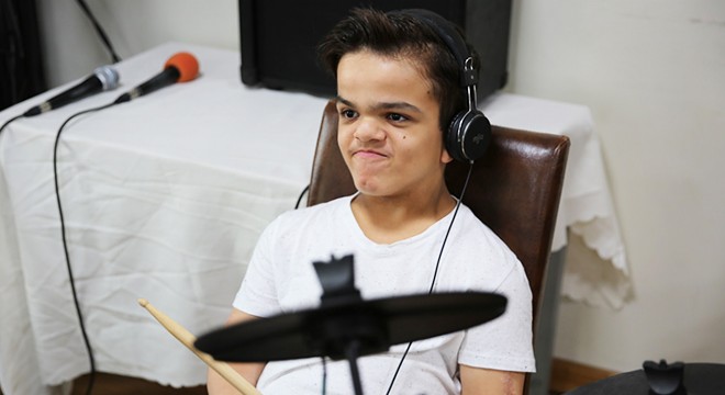 Müzik yapan engelli Ali'nin bateri hayali gerçek oldu