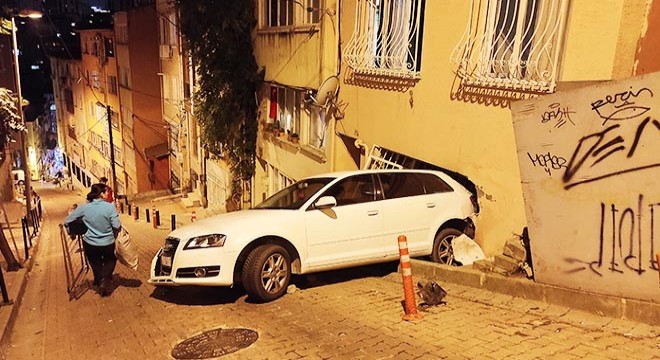 Yokuş çıkarken kayan otomobil bina duvarına çarptı