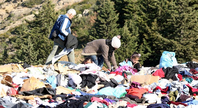 Yol kenarına binlerce kıyafet atıldı