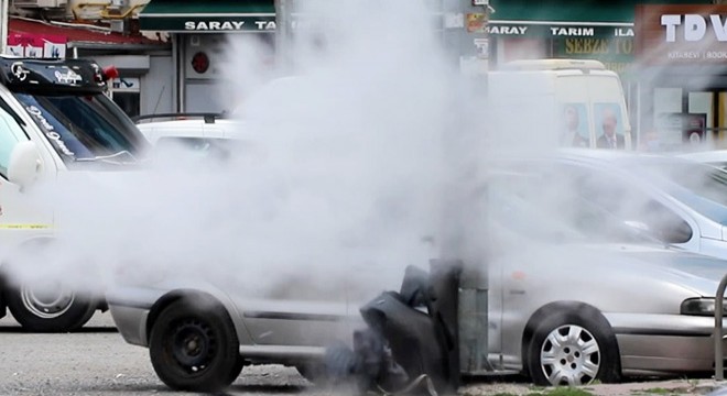 Yol kenarında fünyeyle patlatılan bavuldan kitaplar çıktı