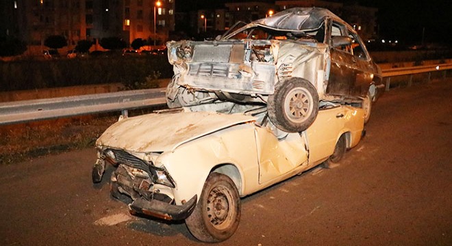 Yol kenarında üst üste duran hurda araçlar şaşırttı