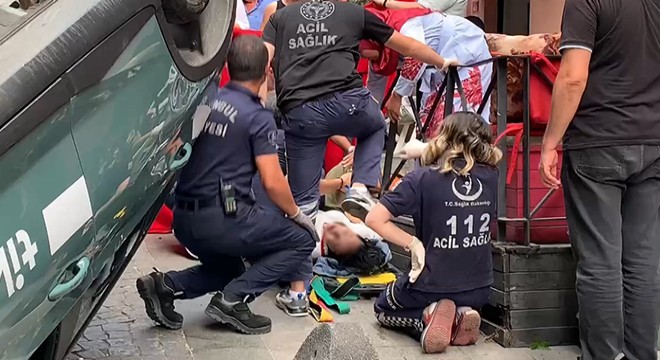 Yol kenarındaki kadına çarpan otomobil takla attı