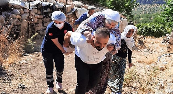Yol olmayınca hastayı 2 kilometre sırtında taşıdı