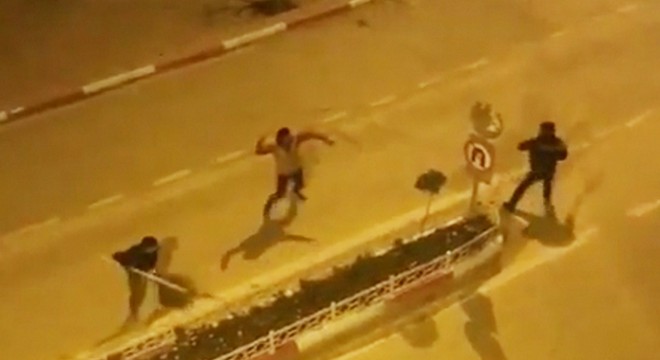 Yol ortasında sopalı kavga kamerada