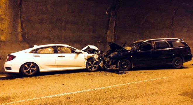 Yol tarifini yanlış anlayıp ters şeride girince kaza yaptı