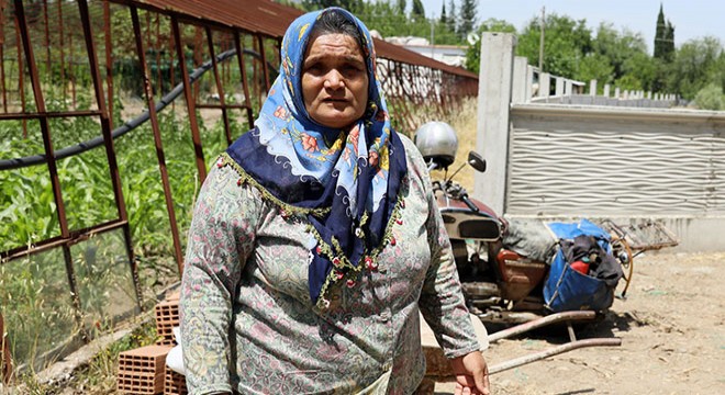 Yol kapanınca otomobili ve traktörü evin önüne ‘hapsoldu’