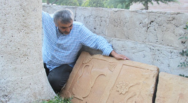 Yol kenarında bulunan lahit korumaya alındı