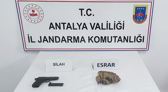 Yol kontrolünde ruhsatsız tabanca ve uyuşturucuyla yakalandı