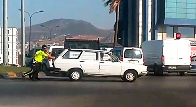 Yol ortasında bozulan aracı, trafik polisleri itti