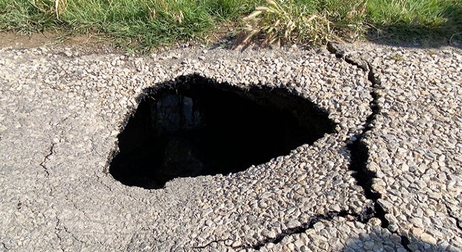 Yol ve tarım arazisi üzerinde 1 kilometre uzunluğunda yarık oluştu