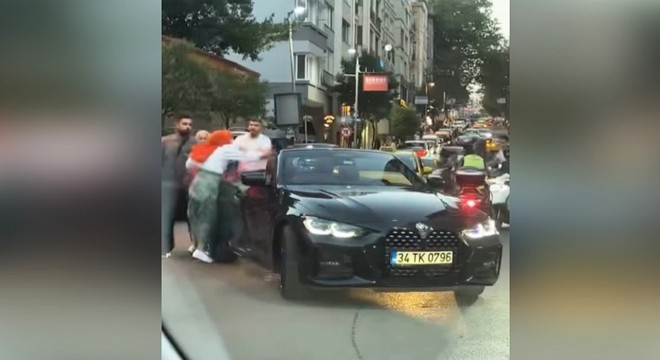 Yol verme kavgasında sopayla kadının üzerine yürüdü