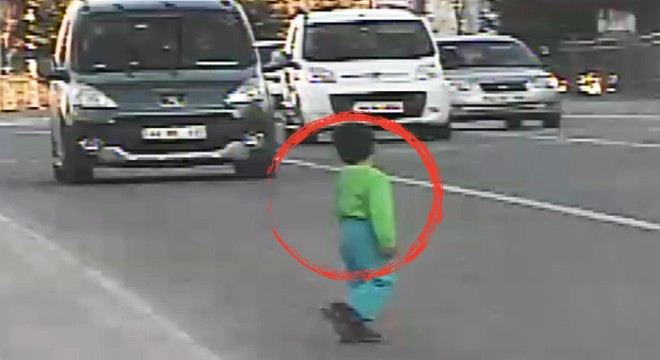 Yola koşan çocuğu polis kurtardı
