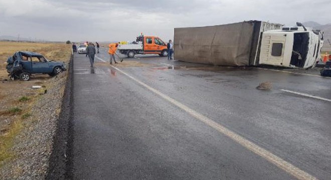 Yola savrulan yolcu, devrilen TIR'ın altında kalarak öldü