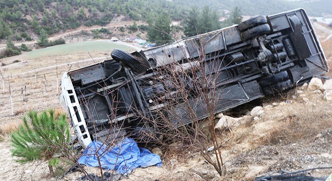 Yolcu midibüsü devrildi: 1 ölü, 20 yaralı