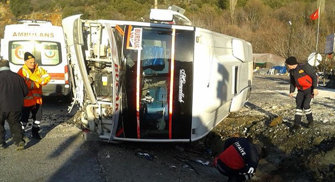 Yolcu midibüsü şarampole devrildi: 6 yaralı