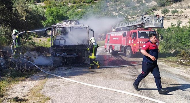 Yolcu midibüsü yangında kullanılamaz hale geldi