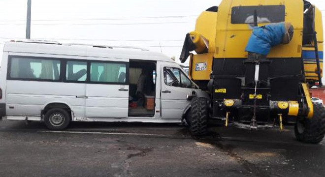 Yolcu minibüsü biçerdövere çarptı: 21 yaralı