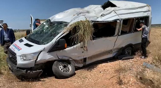 Yolcu minibüsü devrildi 13 yaralı