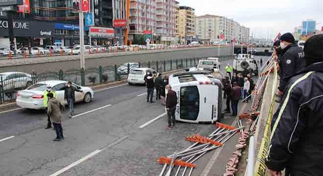 Yolcu minibüsü, köprülü kavşaktan yola devrildi: 7 yaralı