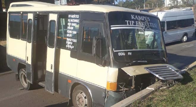 Yolcu minibüsü yayaya ve refüje çarptı: 3 yaralı