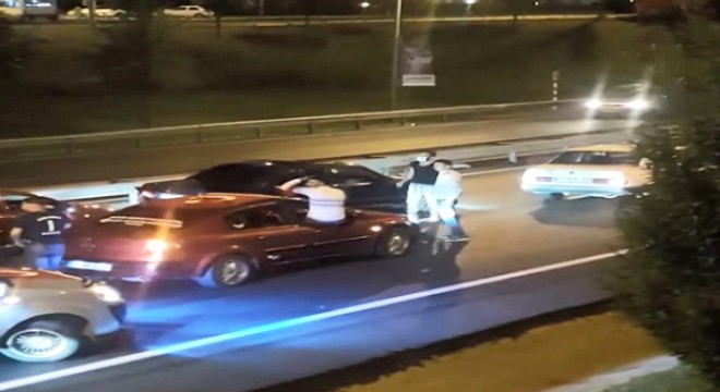 Yolcu otobüslerinin önünü kesip asker eğlencesi yaptılar
