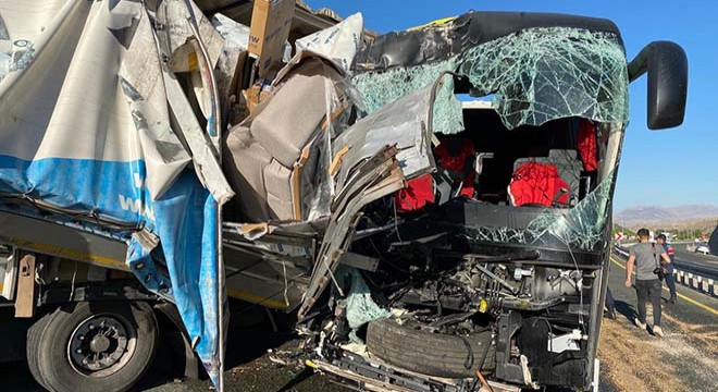 Yolcu otobüsü TIR'a arkadan çarptı: 1 ölü, 34 yaralı