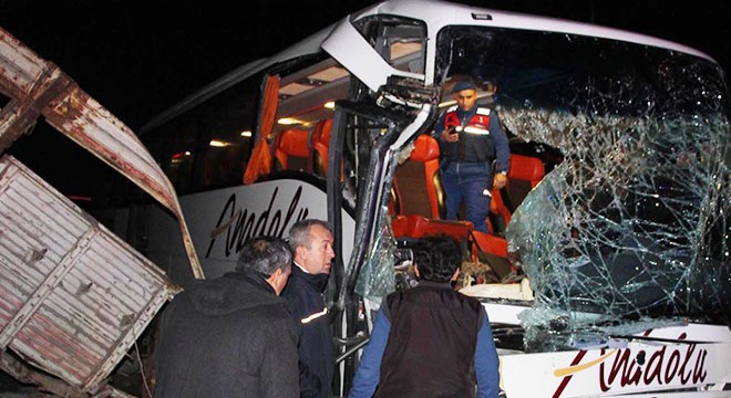 Yolcu otobüsü TIR'a arkadan çarptı: 20 yaralı