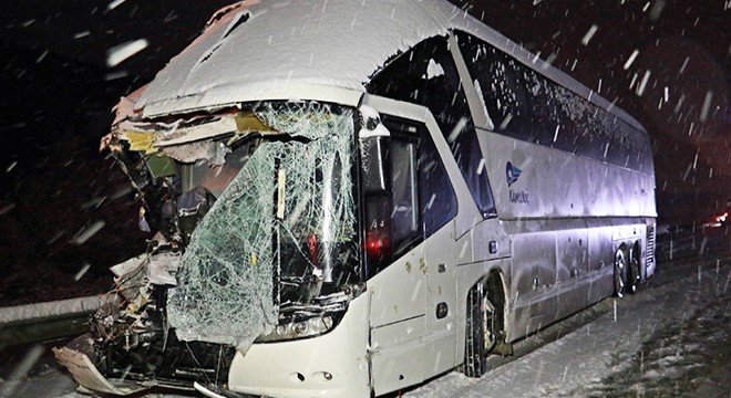 Yolcu otobüsü TIR'a çarptı: 1 ölü, 1 yaralı