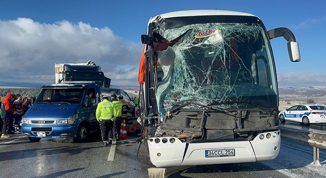 Yolcu otobüsü TIR'a çarptı: 1 ölü, 2 yaralı
