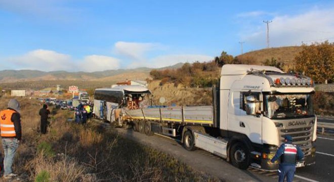 Yolcu otobüsü, TIR'a çarptı: 2 kişi öldü, 34’ü asker, 40 yaralı