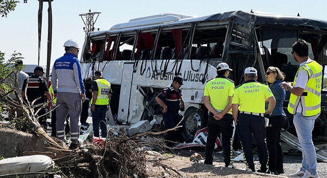 Yolcu otobüsü devrildi; 1 ölü, 23 yaralı