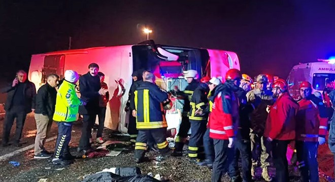 Yolcu otobüsü devrildi: 5 ölü, 22 yaralı
