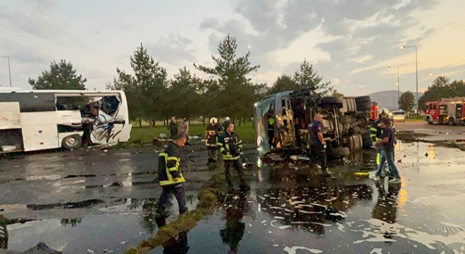Yolcu otobüsü ile akaryakıt tankeri çarpıştı: 35 yaralı