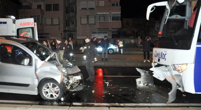 Yolcu otobüsü ile hafif ticari araç çarpıştı: 3 yaralı