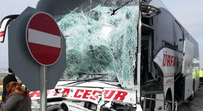 Yolcu otobüsü ile kamyonet çarpıştı: 2 yaralı