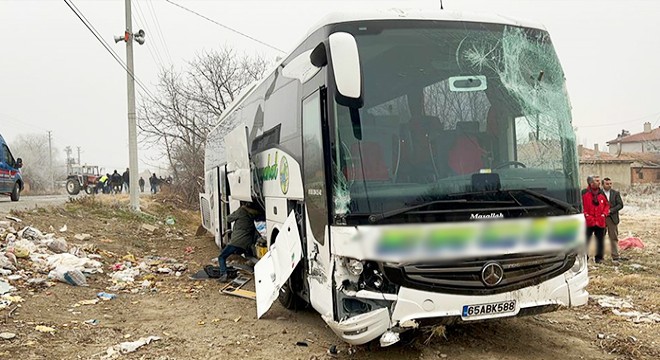 Yolcu otobüsü ile traktör çarpıştı