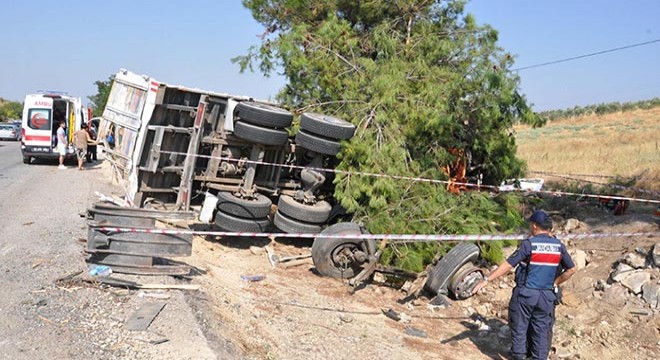 Yolcu otobüsü, kamyona çarptı: 1 ölü, 7 yaralı