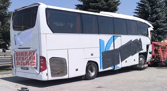 Yolcu otobüsü kamyonete arkadan çarptı: 1 ölü, 15 yaralı
