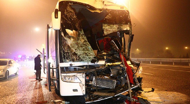 Yolcu otobüsü, otomobil ve TIR'a çarptı: 9 yaralı